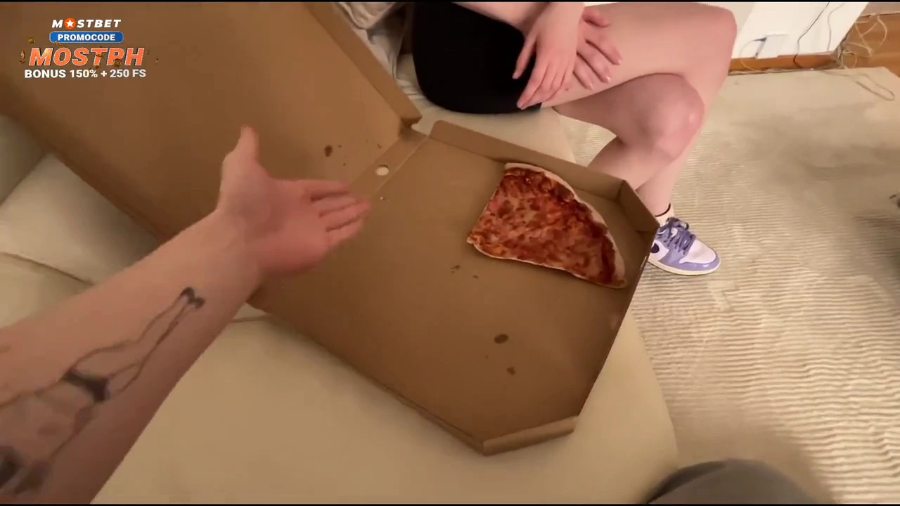 Amateur delivery girl enjoys oral and vaginal sex to avoid losing her job porn video