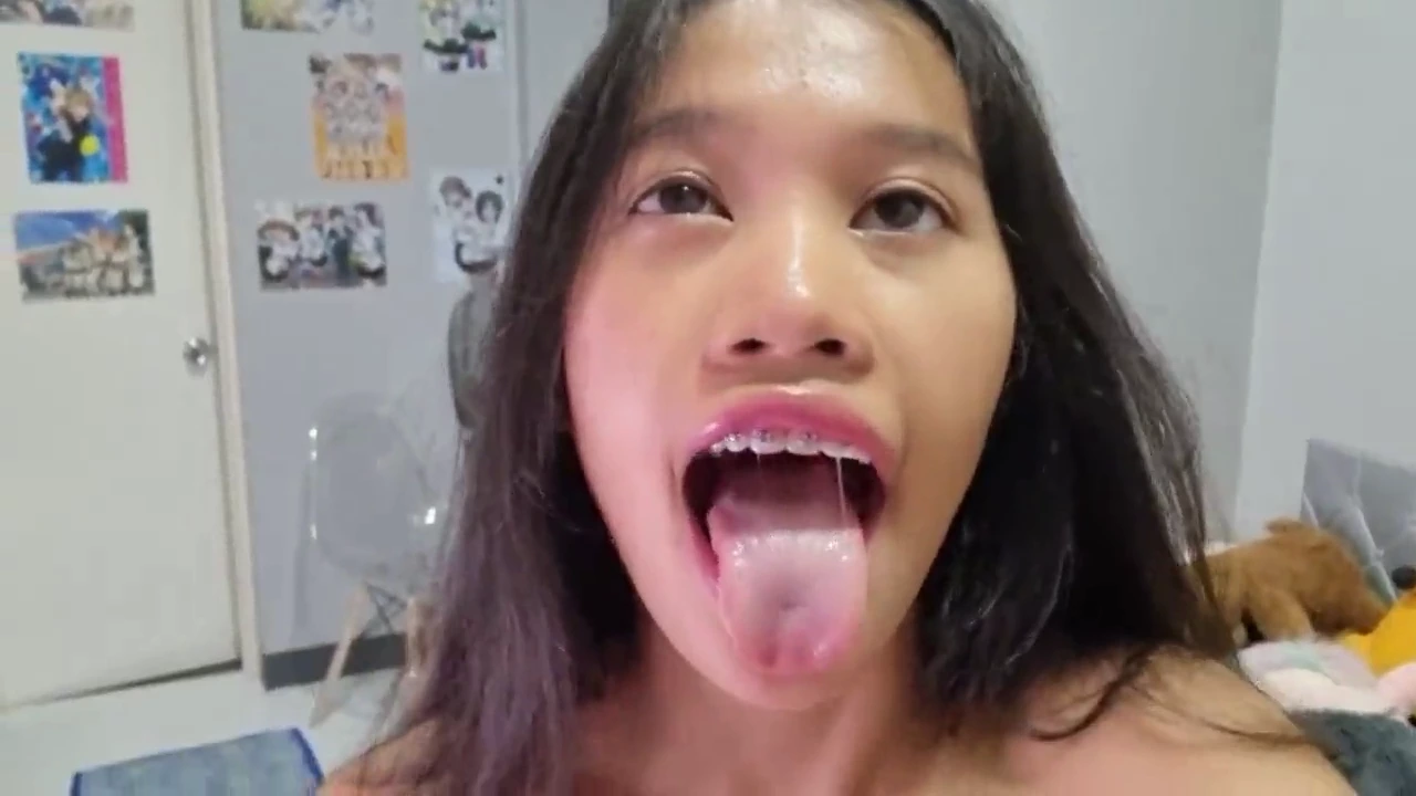 Dimunitive and slender Asian woman porn video
